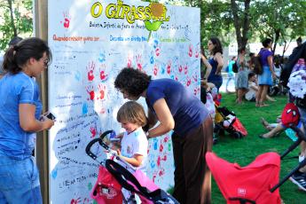 Abaixo-Desenhado «Solidariedade com as Crianças da Palestina»