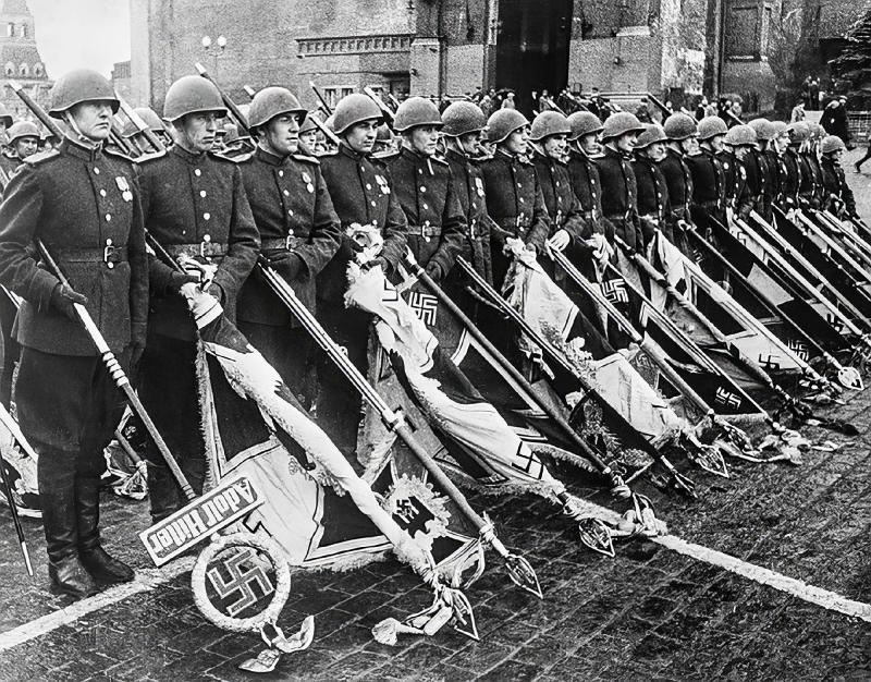 Os estandartes nazis deitados no chão pelos soviéticos na celebração da Vitória em Moscovo