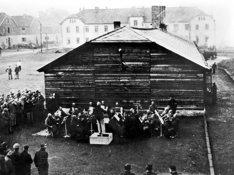 Umas das Orquestras de Prisioneiros de Auschwitz